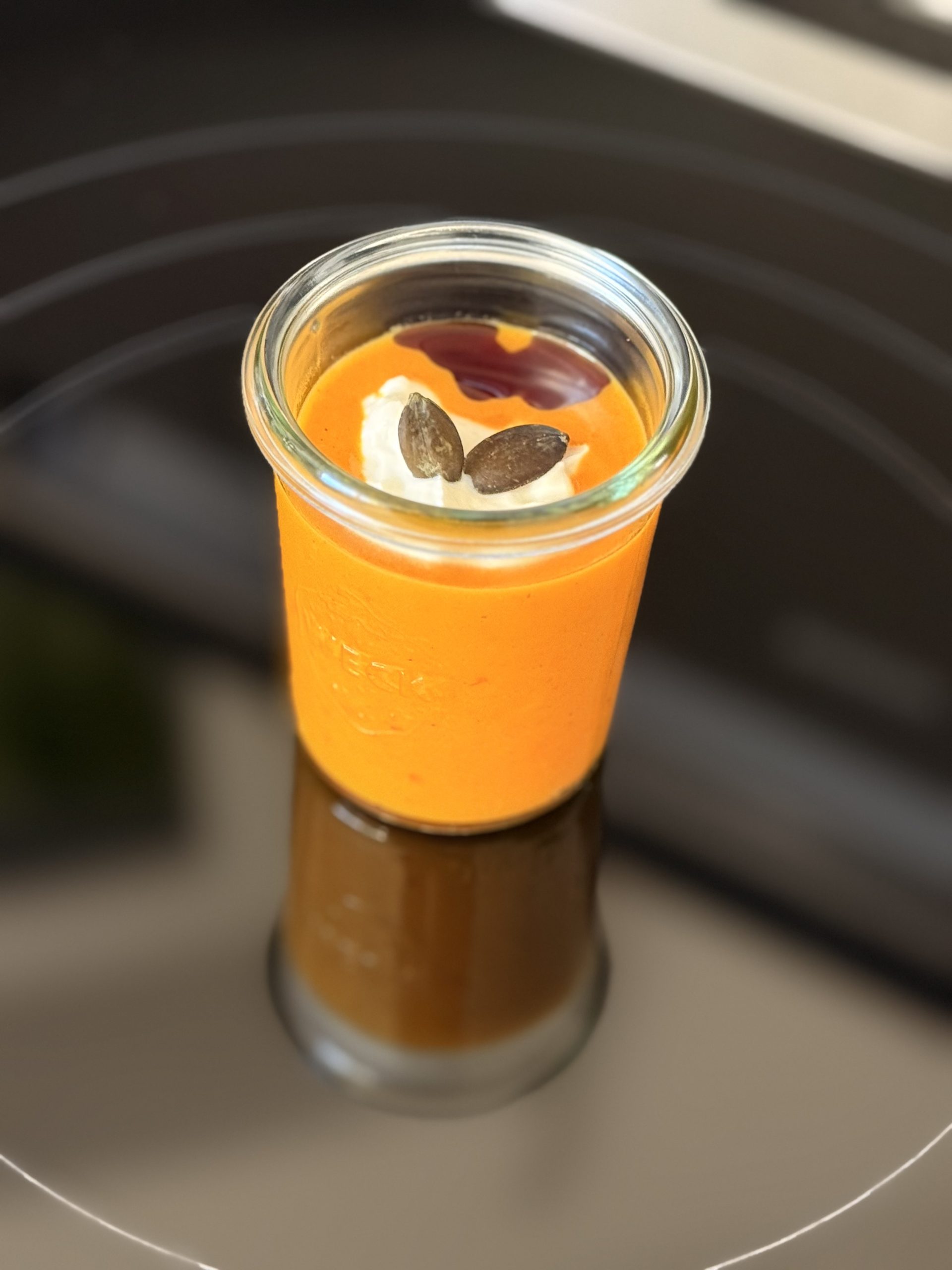 Cheeseburger mit Pommes