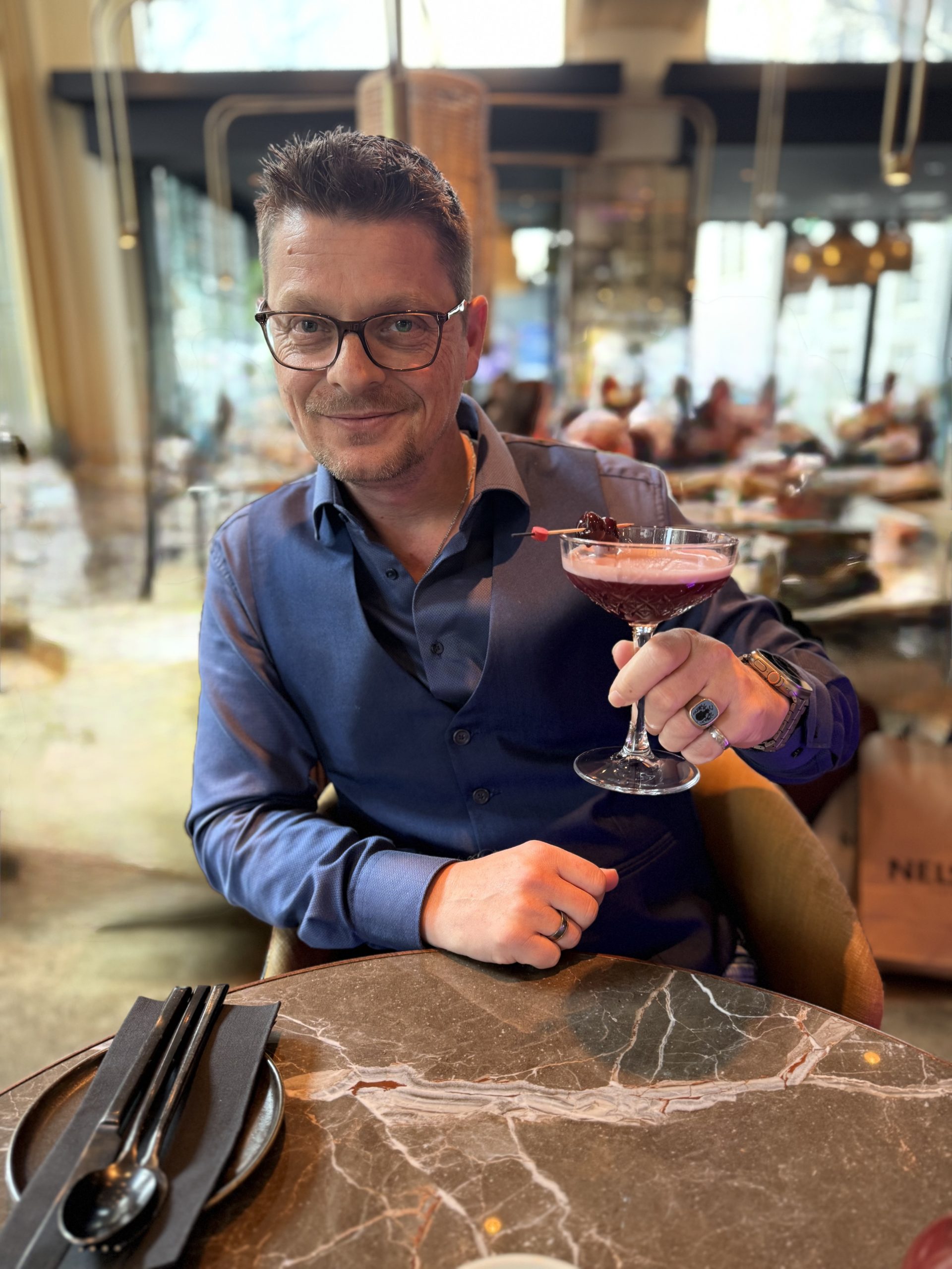 Cheeseburger mit Pommes